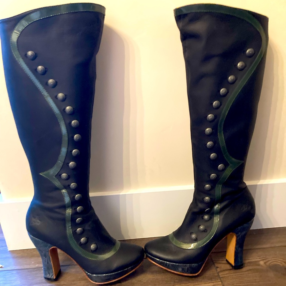 John Fluevog Maia Tall Platform Boots w Buttons   Worn Once  Size 7.5